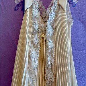 Vintage Lucie Ann Peignoir/Nightgown Robe Set, Petite